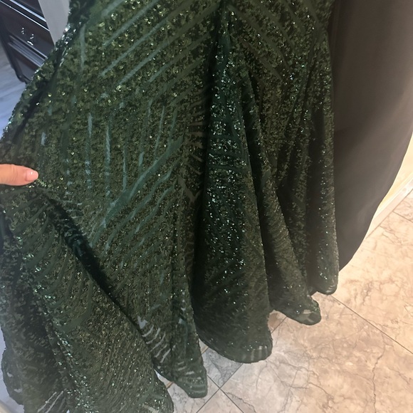 An elegant emerald dress made by designer  Jovani! - Picture 6 of 10